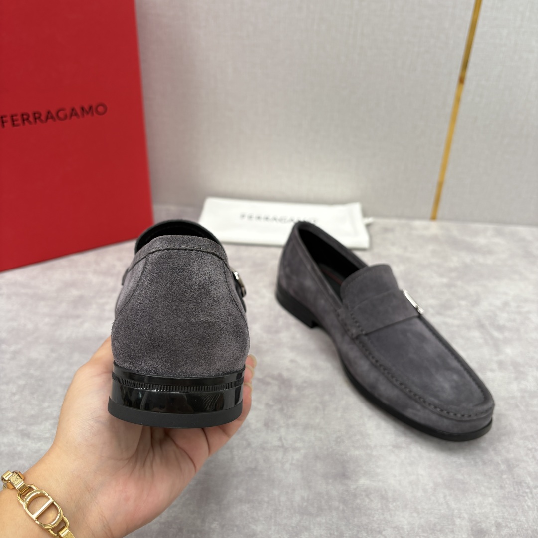 Ferragamo Gancini Buckle Suede Loafers Slip-Ons 9 cmp i1755624420107 339 0 7