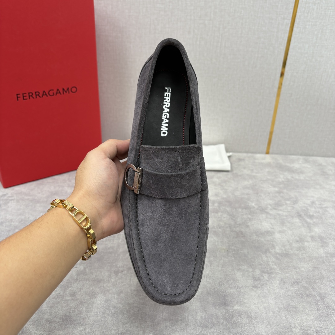 Ferragamo Gancini Buckle Suede Loafers Slip-Ons 6 cmp i1755624420108 3873 0 4