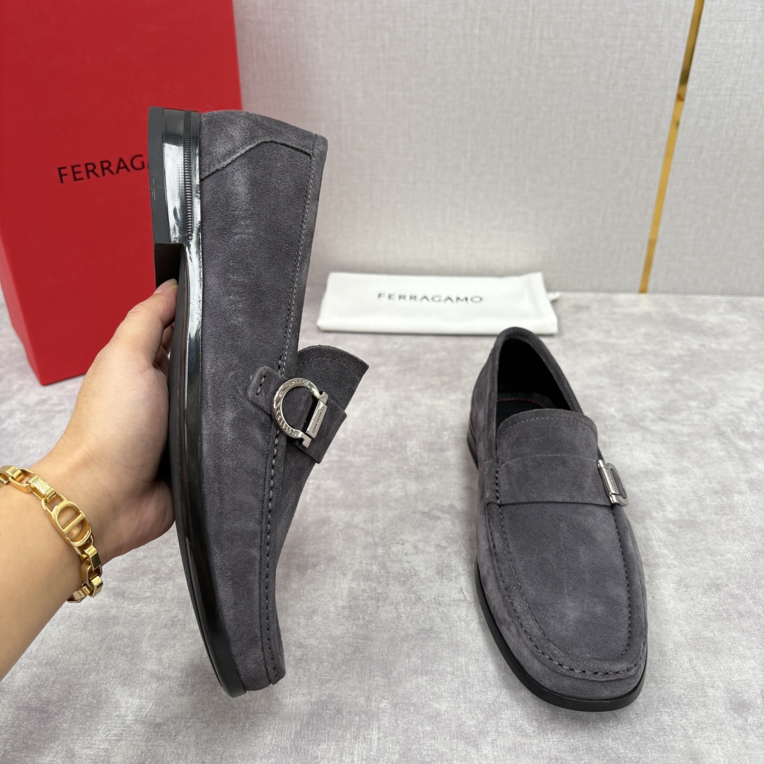 Ferragamo Gancini Buckle Suede Loafers Slip-Ons 5 cmp i1755624420124 7540 0 3