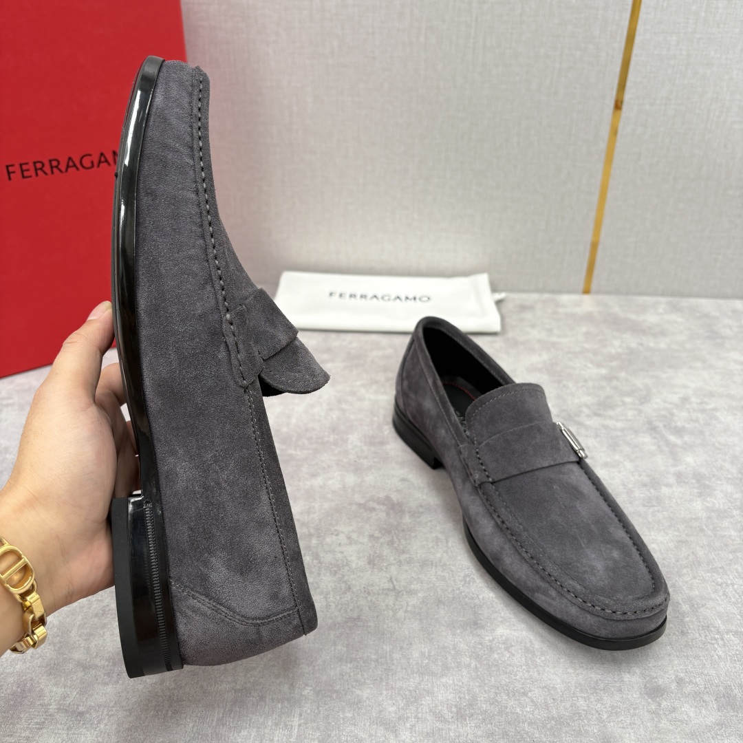 Ferragamo Gancini Buckle Suede Loafers Slip-Ons 7 cmp i1755624424961 9252 0 5
