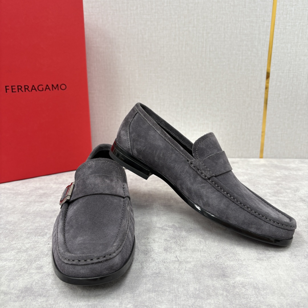 Ferragamo Gancini Buckle Suede Loafers Slip-Ons 8 cmp i1755624427590 1080 0 6