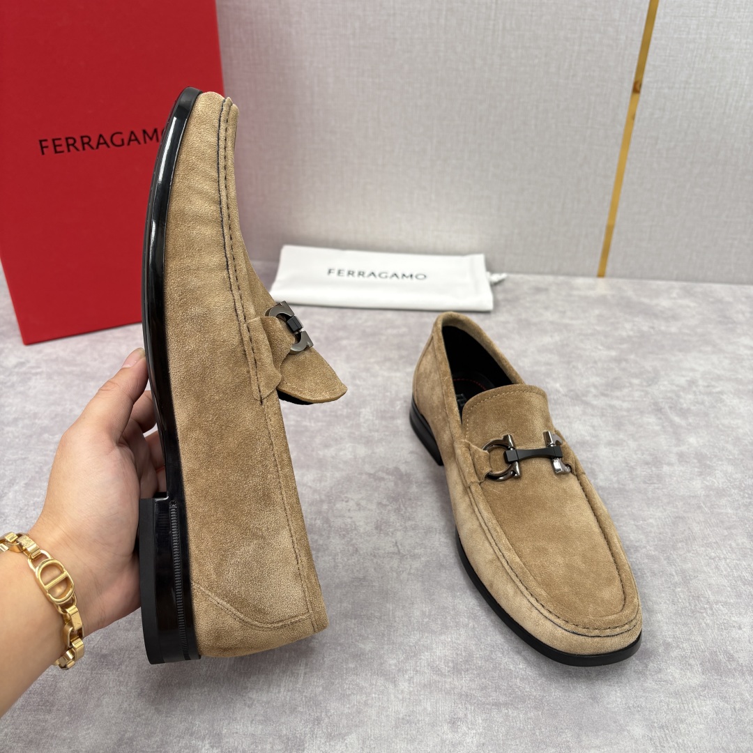 Salvatore Ferragamo Gancini Buckle Suede Loafers Slip-Ons 7 cmp i1755624762507 529 0 5