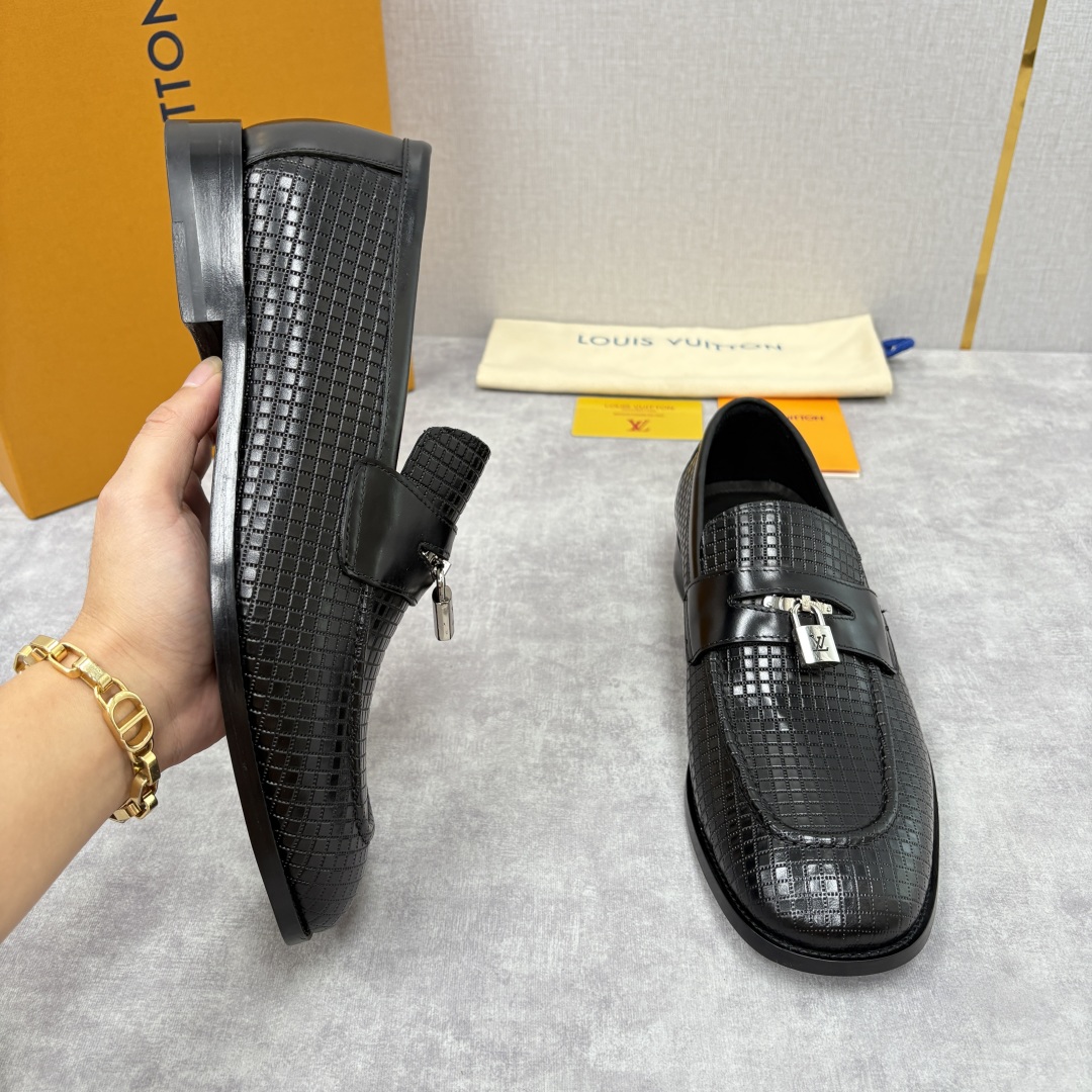 💋💍L家新品 路易-威登（Lou*s Vuitto*）男士新款锁扣🔒乐福鞋皮鞋 压纹皮革质感高级，锁扣装