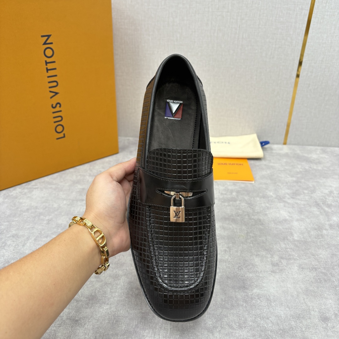 💋💍L家新品 路易-威登（Lou*s Vuitto*）男士新款锁扣🔒乐福鞋皮鞋 压纹皮革质感高级，锁扣装