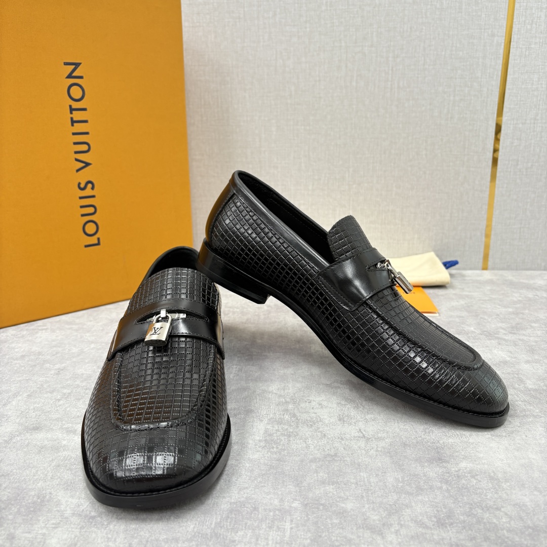 💋💍L家新品 路易-威登（Lou*s Vuitto*）男士新款锁扣🔒乐福鞋皮鞋 压纹皮革质感高级，锁扣装