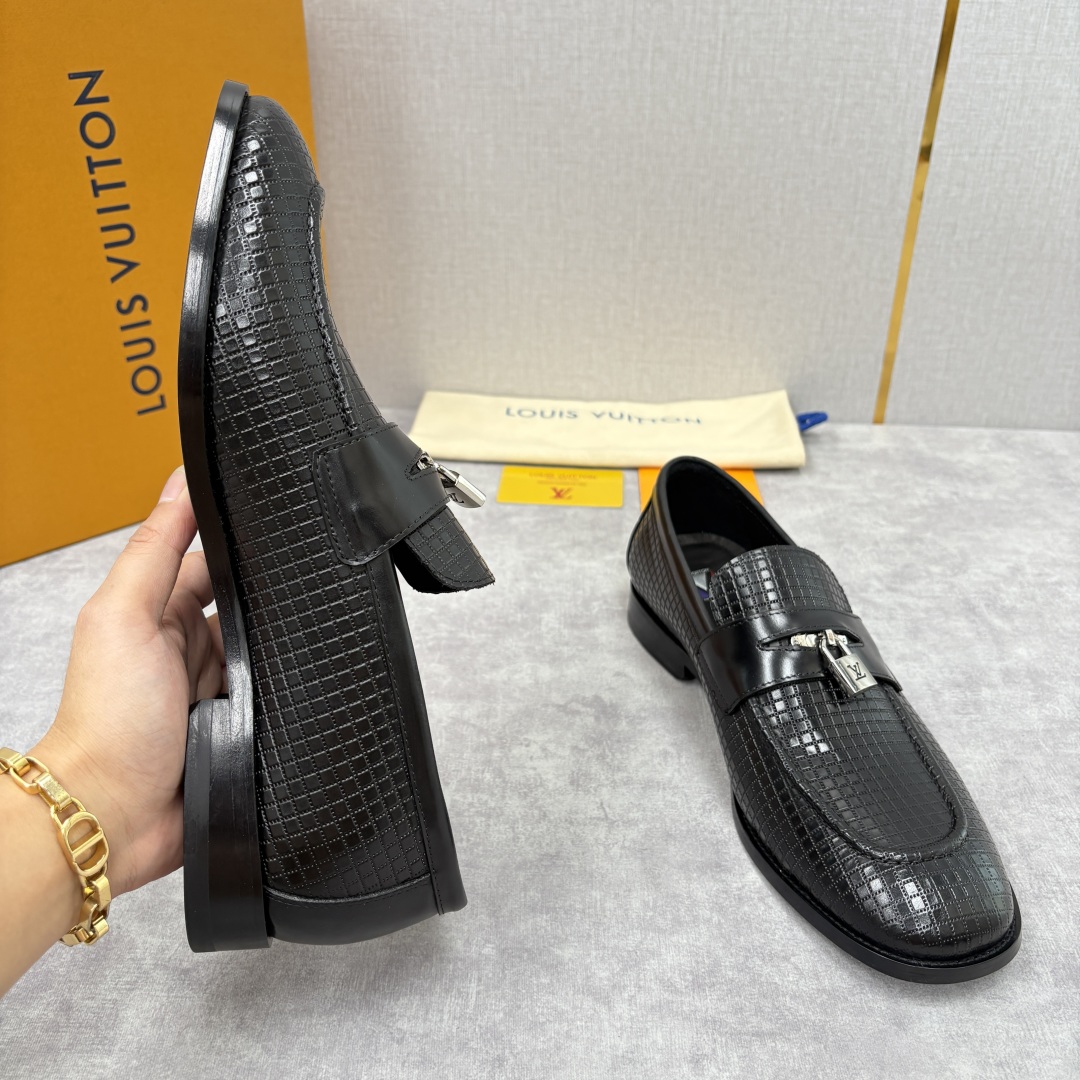 💋💍L家新品 路易-威登（Lou*s Vuitto*）男士新款锁扣🔒乐福鞋皮鞋 压纹皮革质感高级，锁扣装