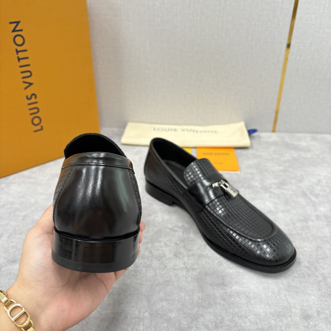 💋💍L家新品 路易-威登（Lou*s Vuitto*）男士新款锁扣🔒乐福鞋皮鞋 压纹皮革质感高级，锁扣装