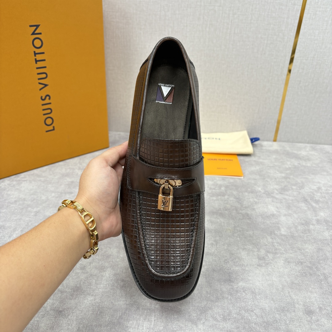 💋💍L家新品 路易-威登（Lou*s Vuitto*）男士新款锁扣🔒乐福鞋皮鞋 压纹皮革质感高级，锁扣装