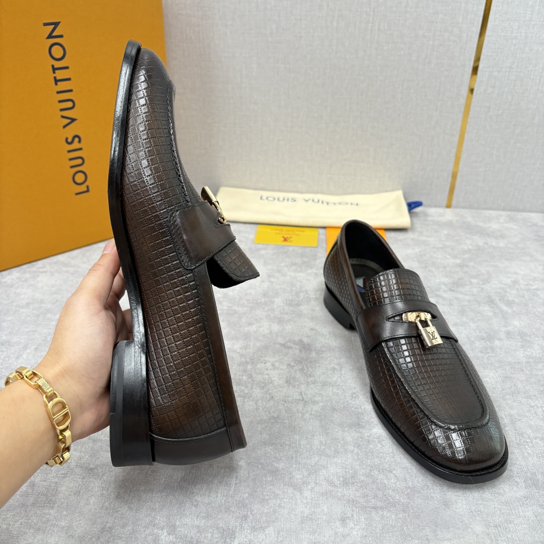 💋💍L家新品 路易-威登（Lou*s Vuitto*）男士新款锁扣🔒乐福鞋皮鞋 压纹皮革质感高级，锁扣装