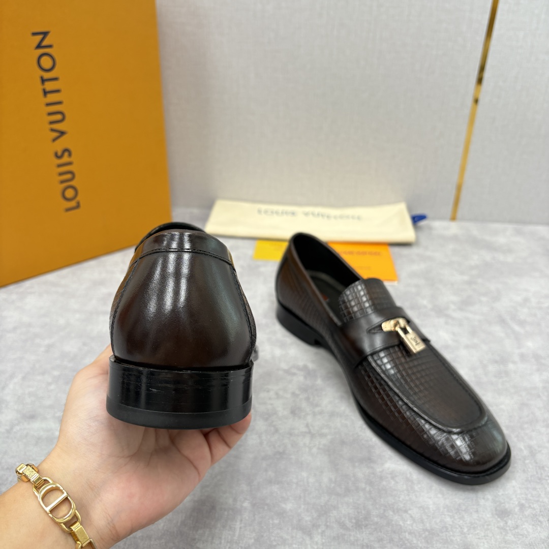 💋💍L家新品 路易-威登（Lou*s Vuitto*）男士新款锁扣🔒乐福鞋皮鞋 压纹皮革质感高级，锁扣装