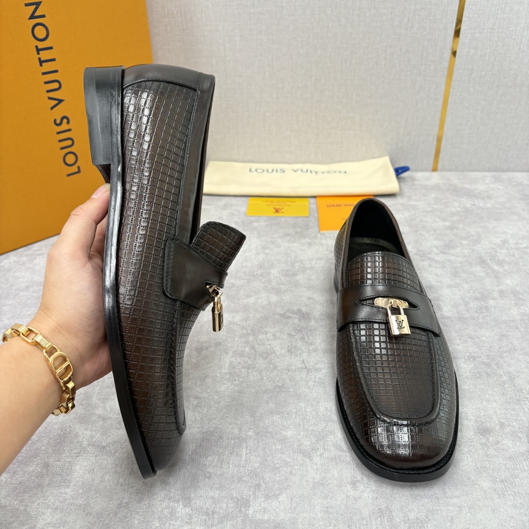 💋💍L家新品 路易-威登（Lou*s Vuitto*）男士新款锁扣🔒乐福鞋皮鞋 压纹皮革质感高级，锁扣装