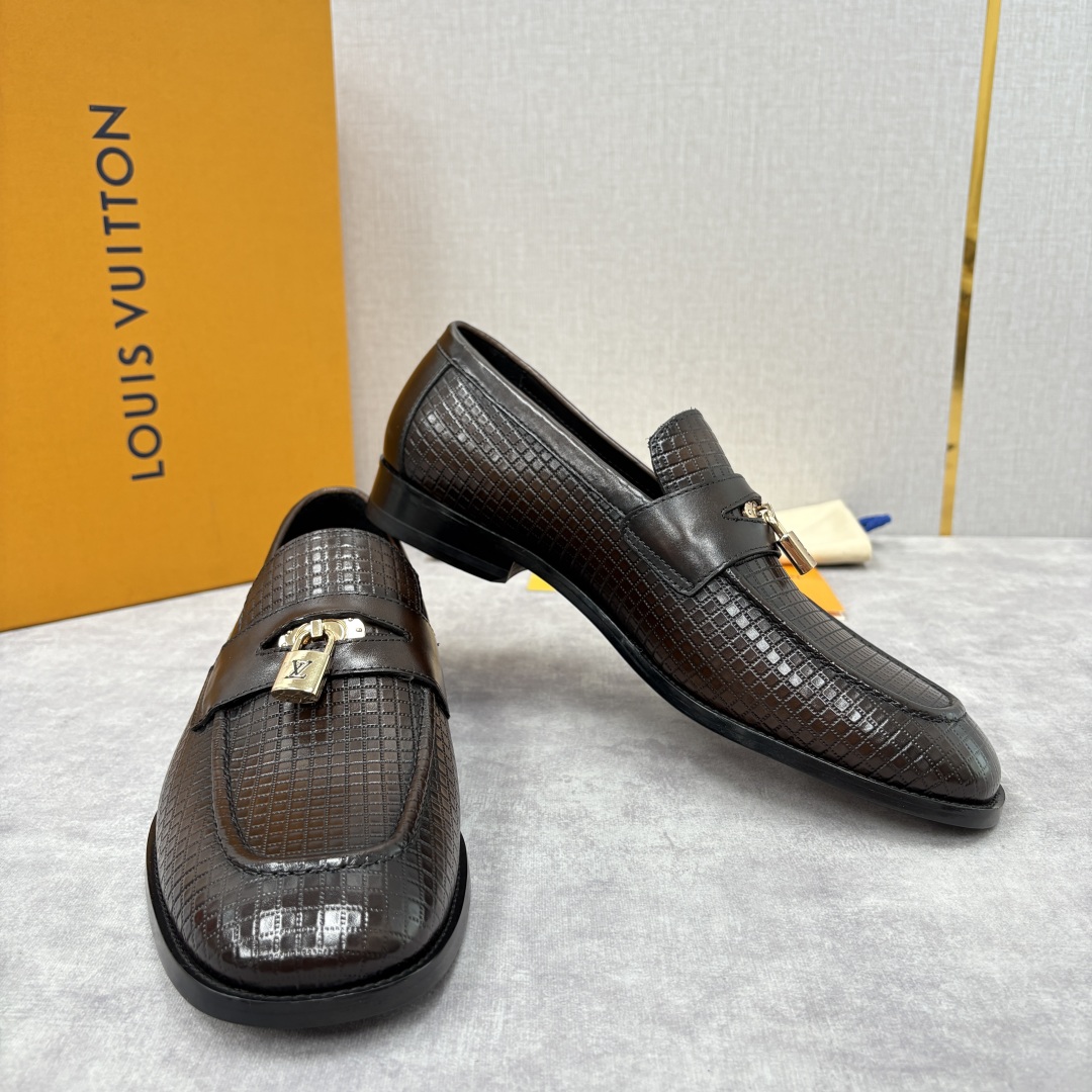 💋💍L家新品 路易-威登（Lou*s Vuitto*）男士新款锁扣🔒乐福鞋皮鞋 压纹皮革质感高级，锁扣装