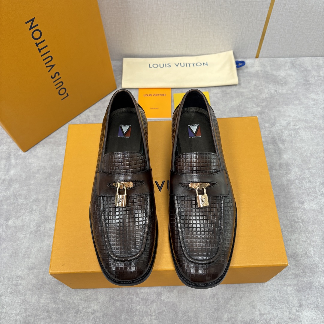 💋💍L家新品 路易-威登（Lou*s Vuitto*）男士新款锁扣🔒乐福鞋皮鞋 压纹皮革质感高级，锁扣装