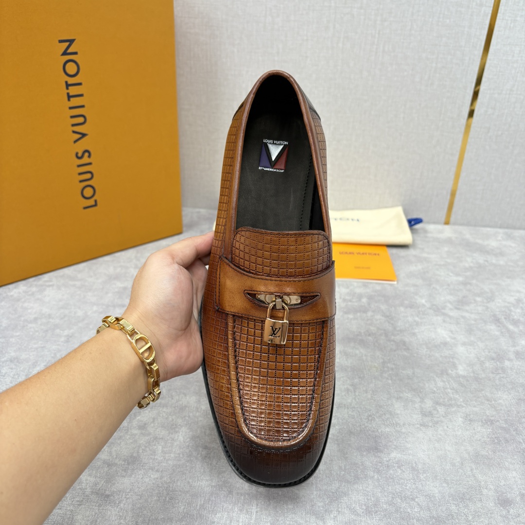 💋💍L家新品 路易-威登（Lou*s Vuitto*）男士新款锁扣🔒乐福鞋皮鞋 压纹皮革质感高级，锁扣装