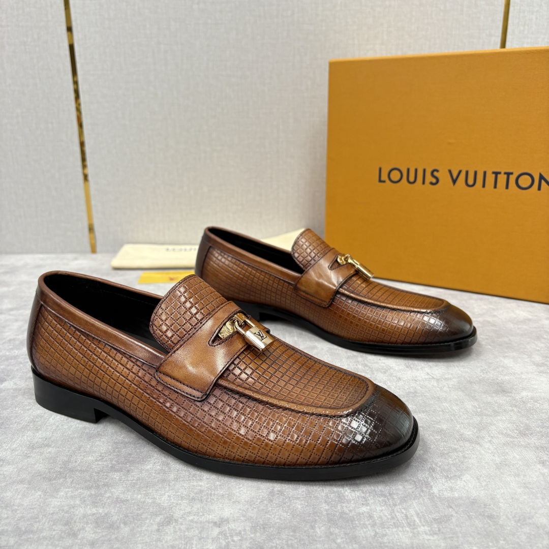 💋💍L家新品 路易-威登（Lou*s Vuitto*）男士新款锁扣🔒乐福鞋皮鞋 压纹皮革质感高级，锁扣装