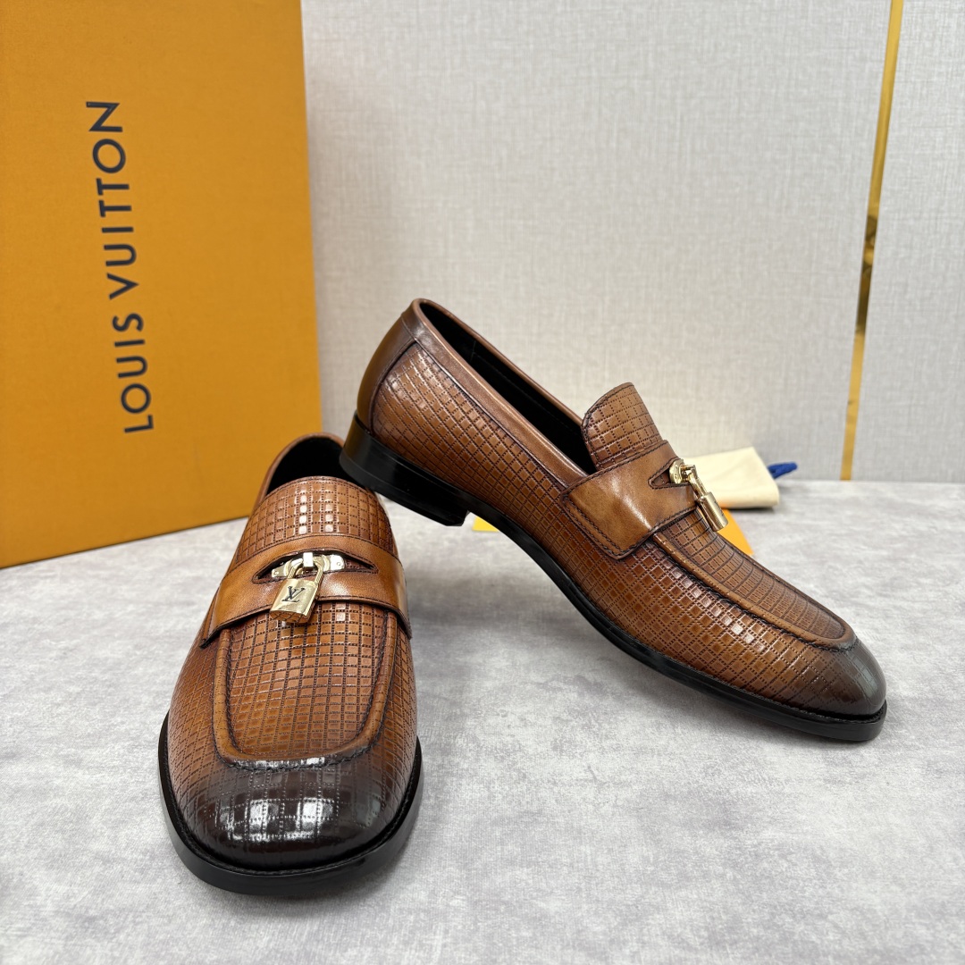 💋💍L家新品 路易-威登（Lou*s Vuitto*）男士新款锁扣🔒乐福鞋皮鞋 压纹皮革质感高级，锁扣装