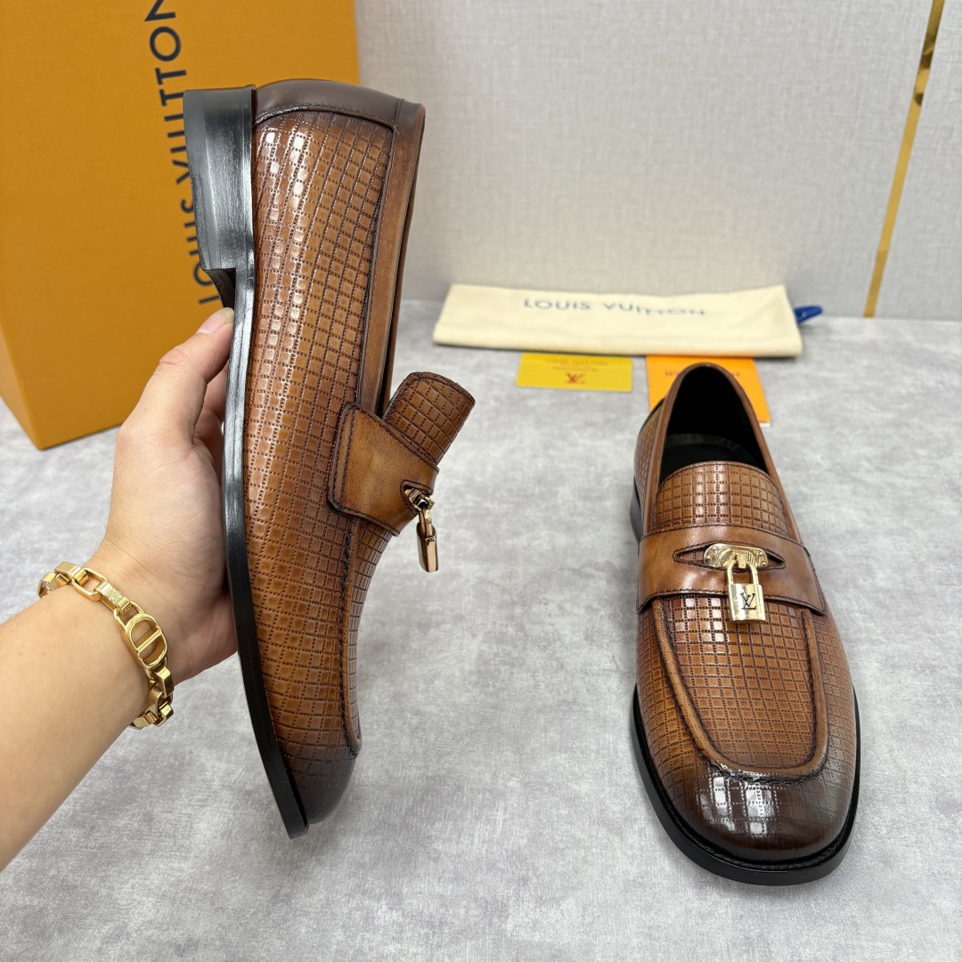 💋💍L家新品 路易-威登（Lou*s Vuitto*）男士新款锁扣🔒乐福鞋皮鞋 压纹皮革质感高级，锁扣装