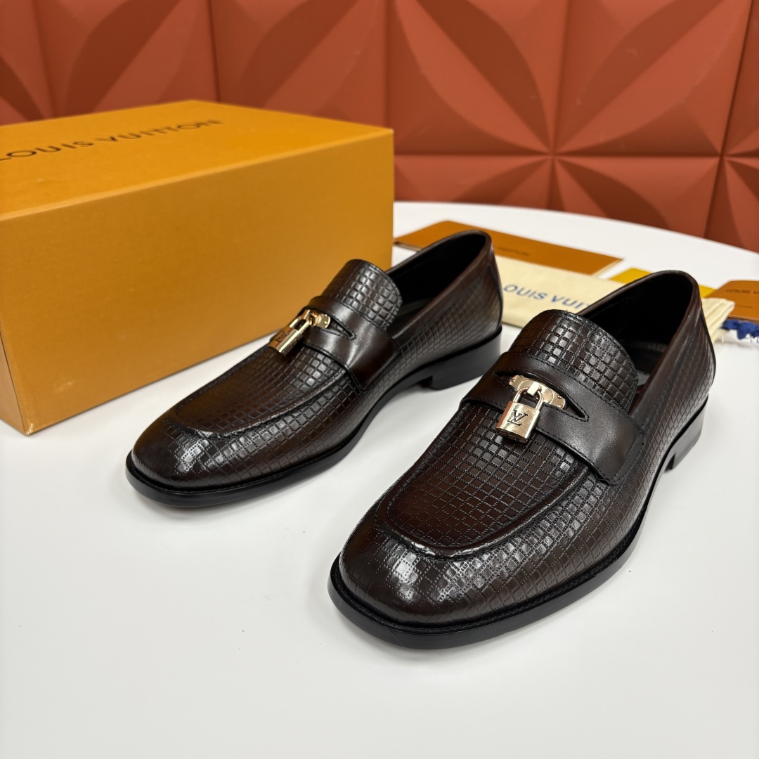 💋💍L家新品 路易-威登（Lou*s Vuitto*）男士新款锁扣🔒乐福鞋皮鞋 压纹皮革质感高级，锁扣装