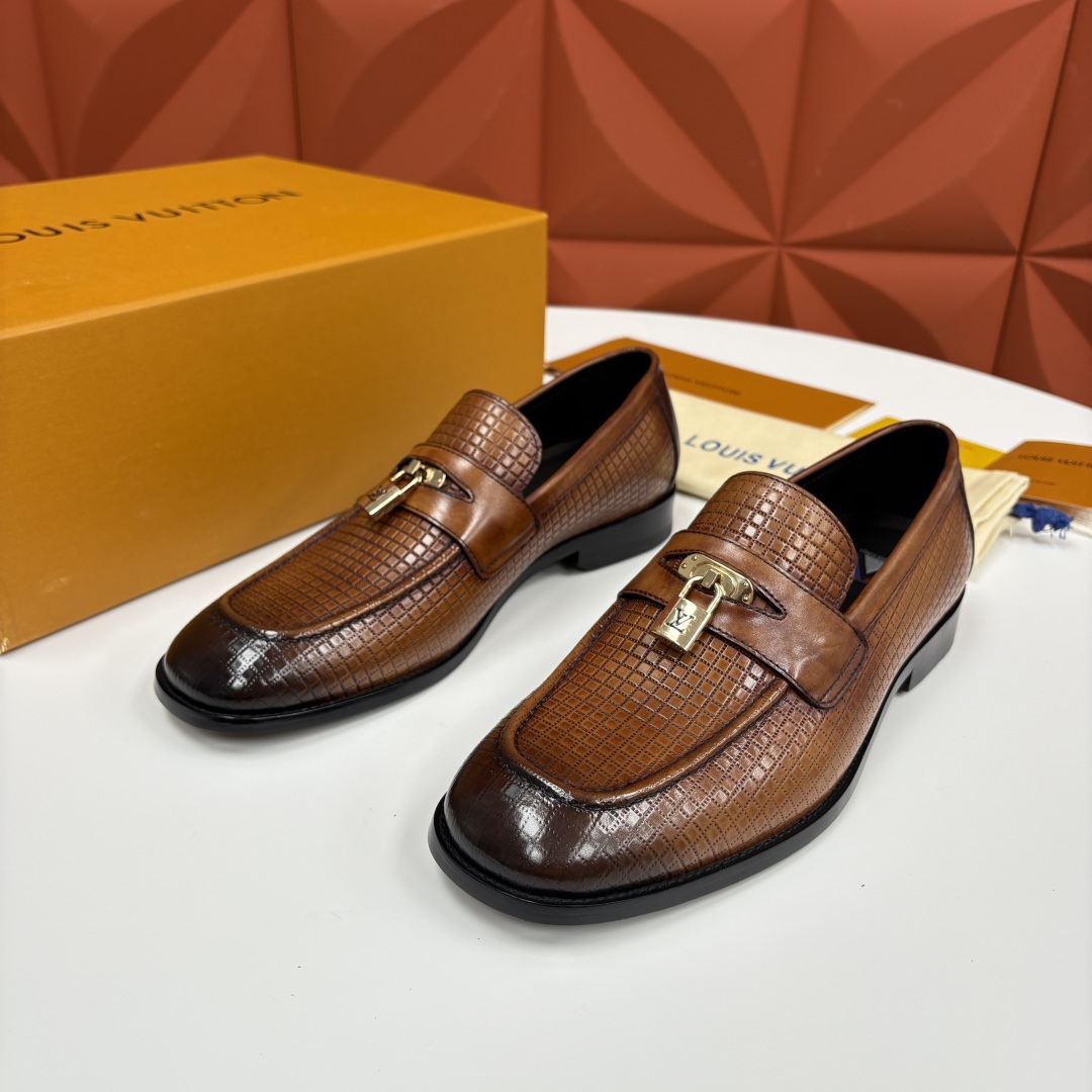 💋💍L家新品 路易-威登（Lou*s Vuitto*）男士新款锁扣🔒乐福鞋皮鞋 压纹皮革质感高级，锁扣装
