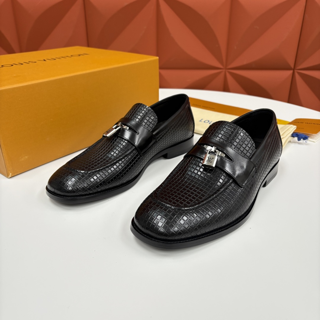 💋💍L家新品 路易-威登（Lou*s Vuitto*）男士新款锁扣🔒乐福鞋皮鞋 压纹皮革质感高级，锁扣装