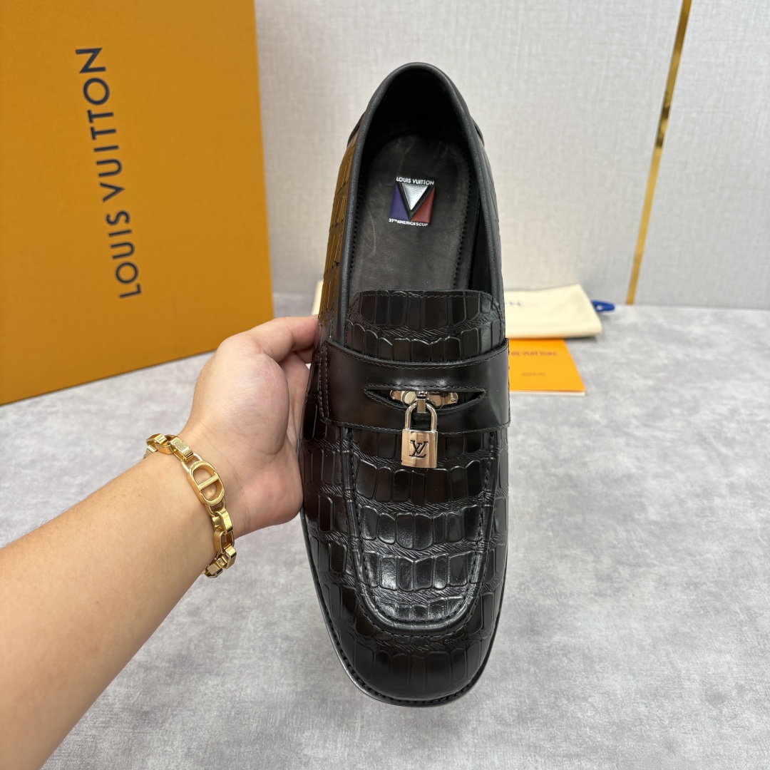 💋💍L家新品 路易-威登（Lou*s Vuitto*）男士新款锁扣🔒乐福鞋皮鞋 压纹皮革质感高级，锁扣装