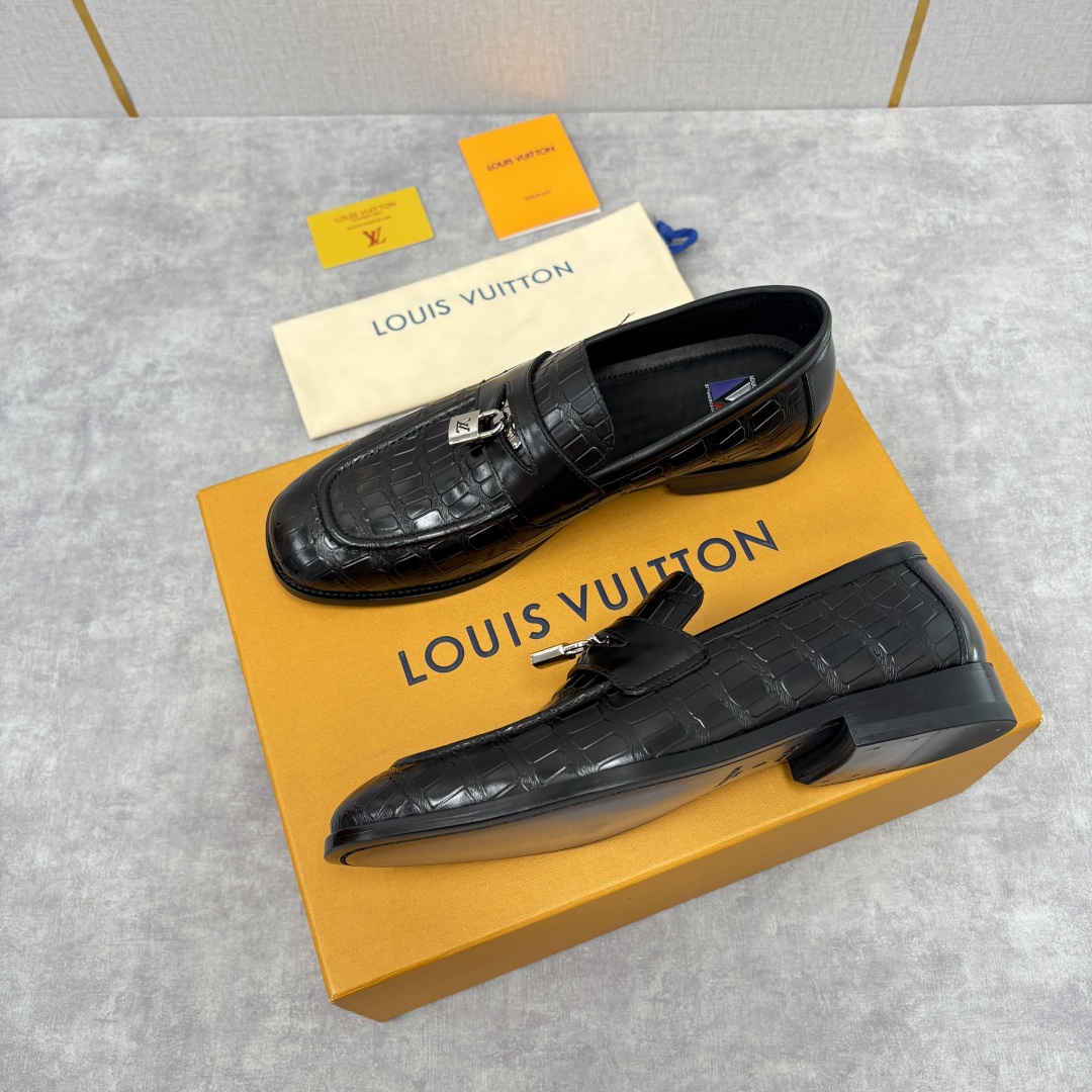 💋💍L家新品 路易-威登（Lou*s Vuitto*）男士新款锁扣🔒乐福鞋皮鞋 压纹皮革质感高级，锁扣装