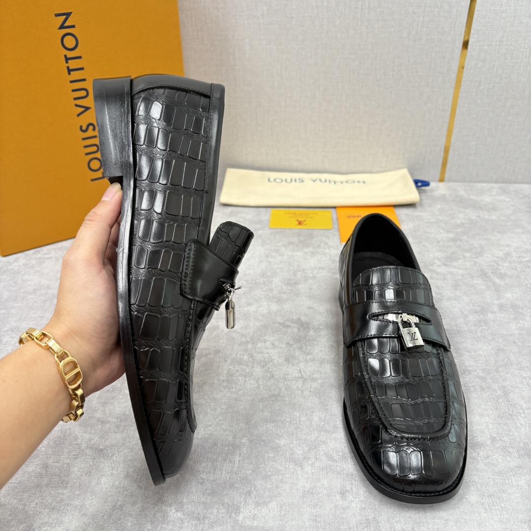 💋💍L家新品 路易-威登（Lou*s Vuitto*）男士新款锁扣🔒乐福鞋皮鞋 压纹皮革质感高级，锁扣装