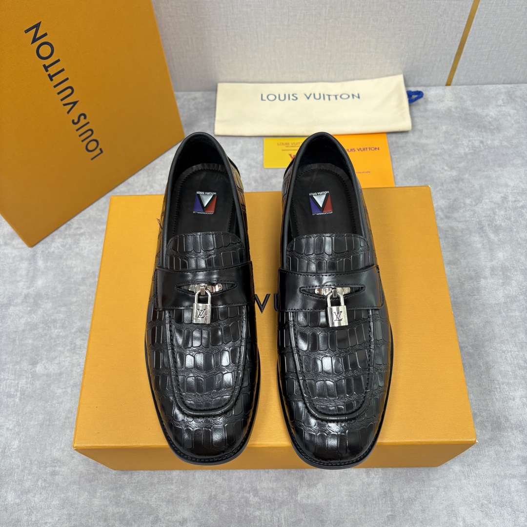 💋💍L家新品 路易-威登（Lou*s Vuitto*）男士新款锁扣🔒乐福鞋皮鞋 压纹皮革质感高级，锁扣装