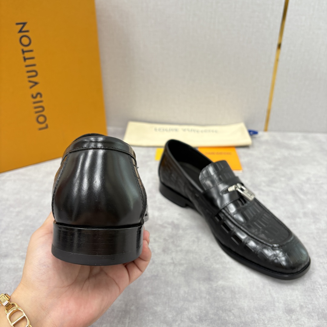 💋💍L家新品 路易-威登（Lou*s Vuitto*）男士新款锁扣🔒乐福鞋皮鞋 压纹皮革质感高级，锁扣装