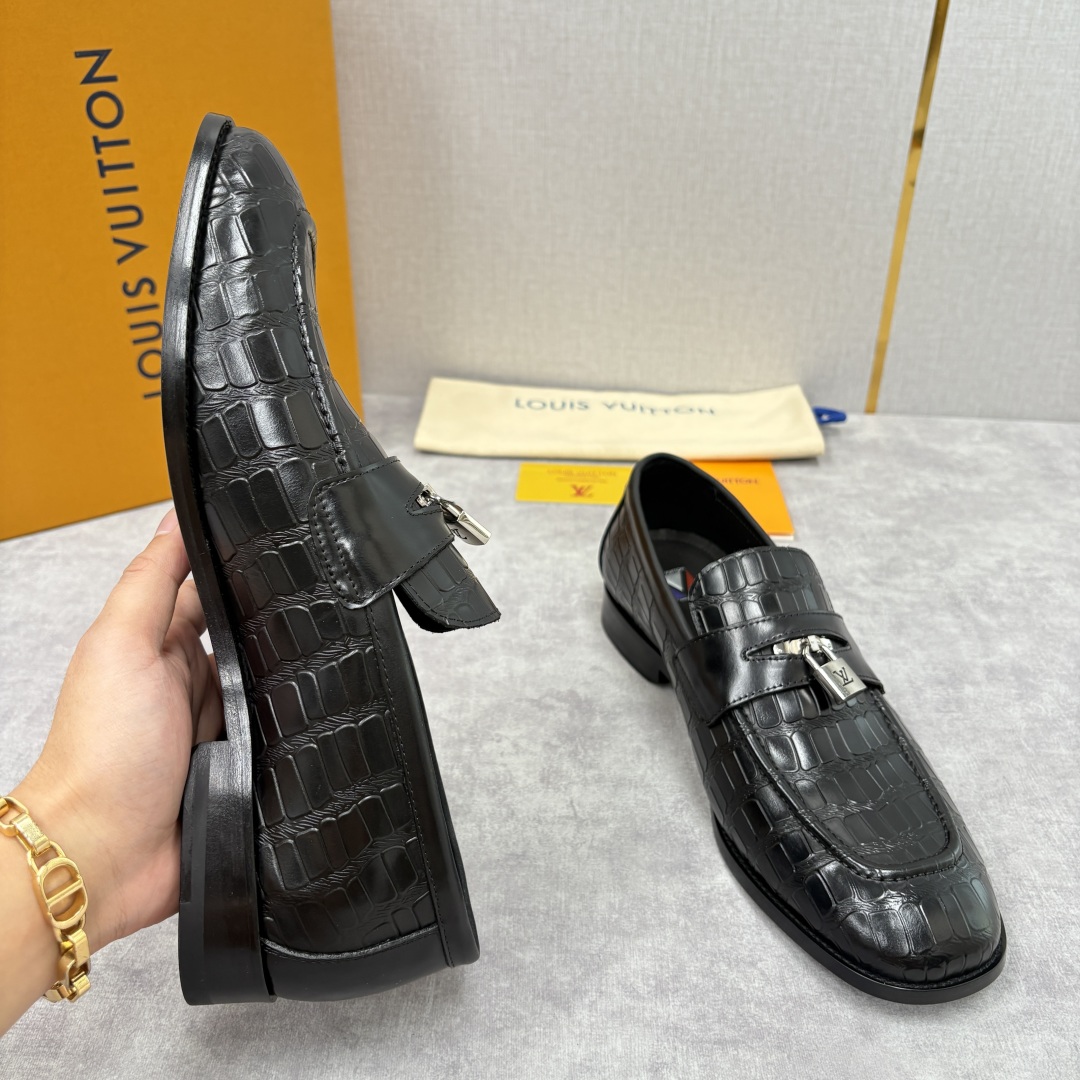 💋💍L家新品 路易-威登（Lou*s Vuitto*）男士新款锁扣🔒乐福鞋皮鞋 压纹皮革质感高级，锁扣装