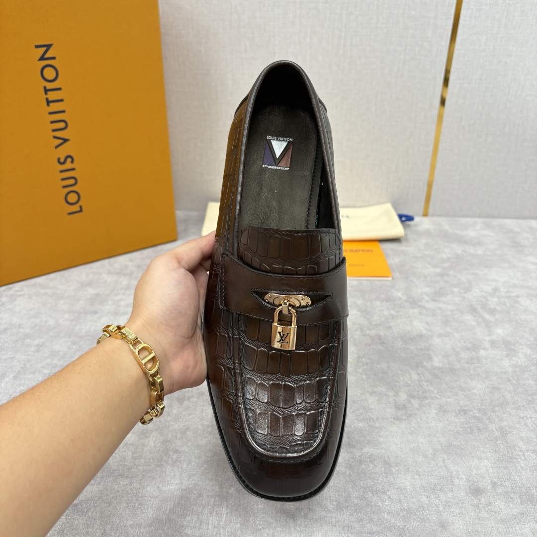 💋💍L家新品 路易-威登（Lou*s Vuitto*）男士新款锁扣🔒乐福鞋皮鞋 压纹皮革质感高级，锁扣装