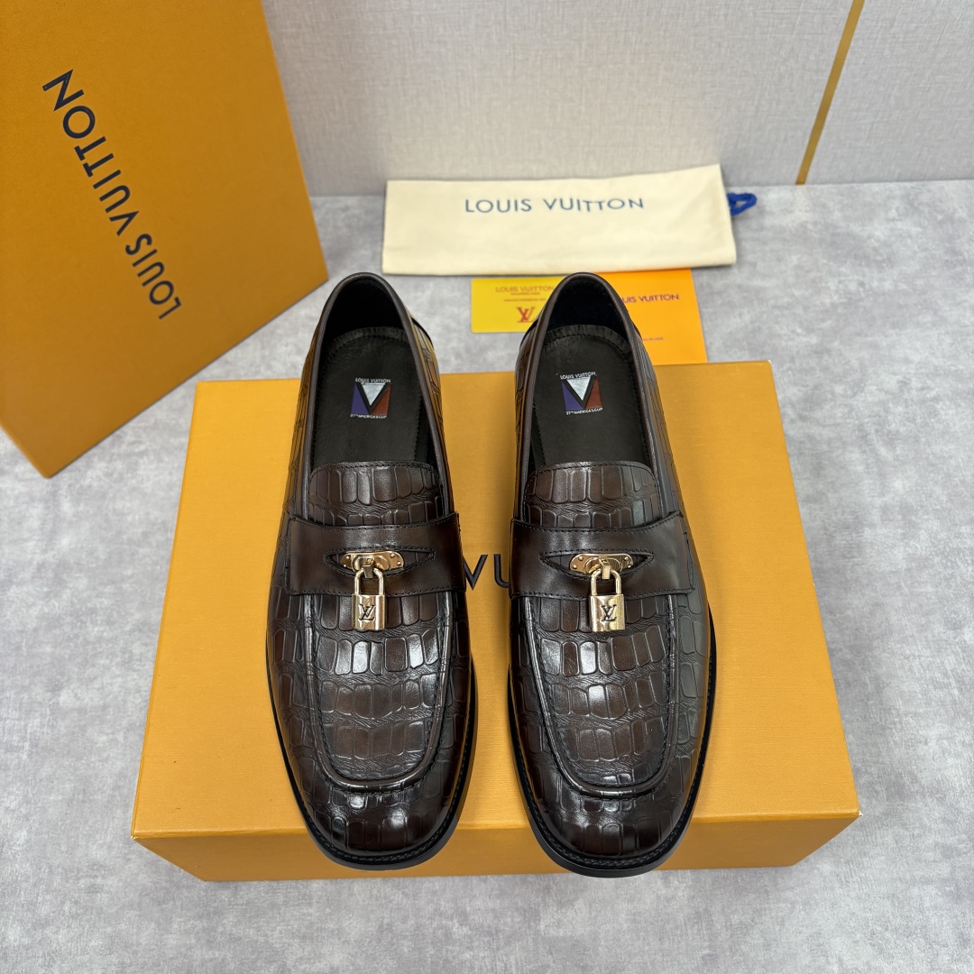 💋💍L家新品 路易-威登（Lou*s Vuitto*）男士新款锁扣🔒乐福鞋皮鞋 压纹皮革质感高级，锁扣装