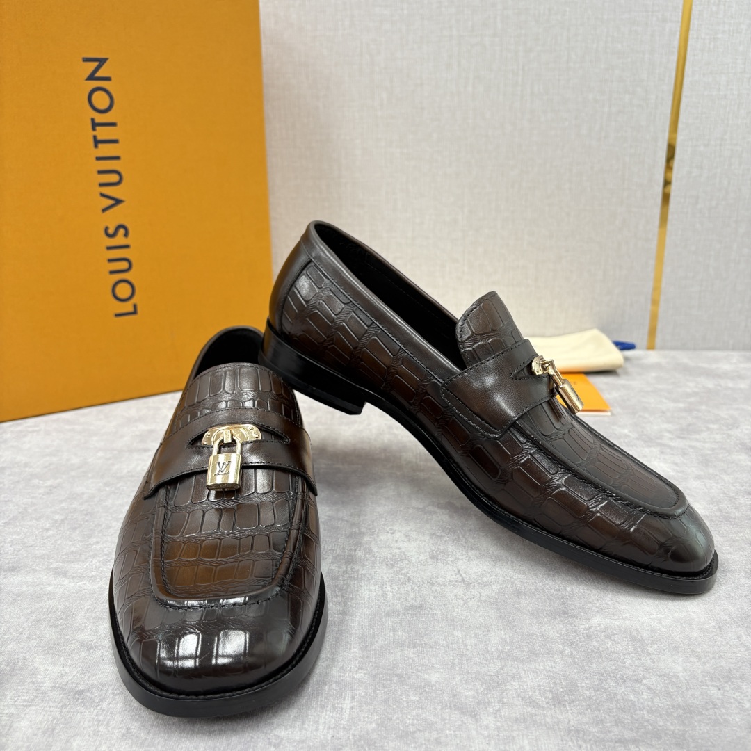 💋💍L家新品 路易-威登（Lou*s Vuitto*）男士新款锁扣🔒乐福鞋皮鞋 压纹皮革质感高级，锁扣装
