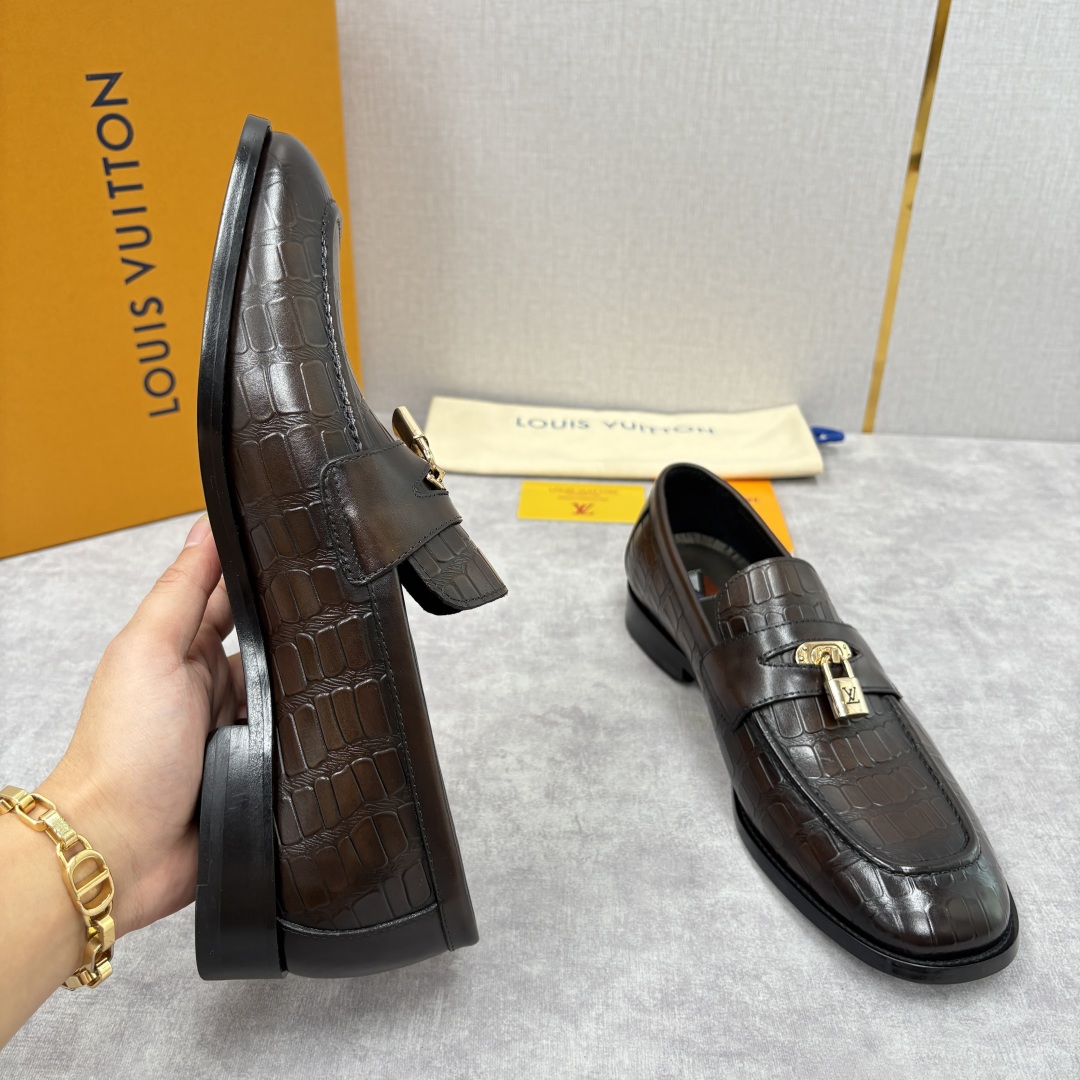 💋💍L家新品 路易-威登（Lou*s Vuitto*）男士新款锁扣🔒乐福鞋皮鞋 压纹皮革质感高级，锁扣装