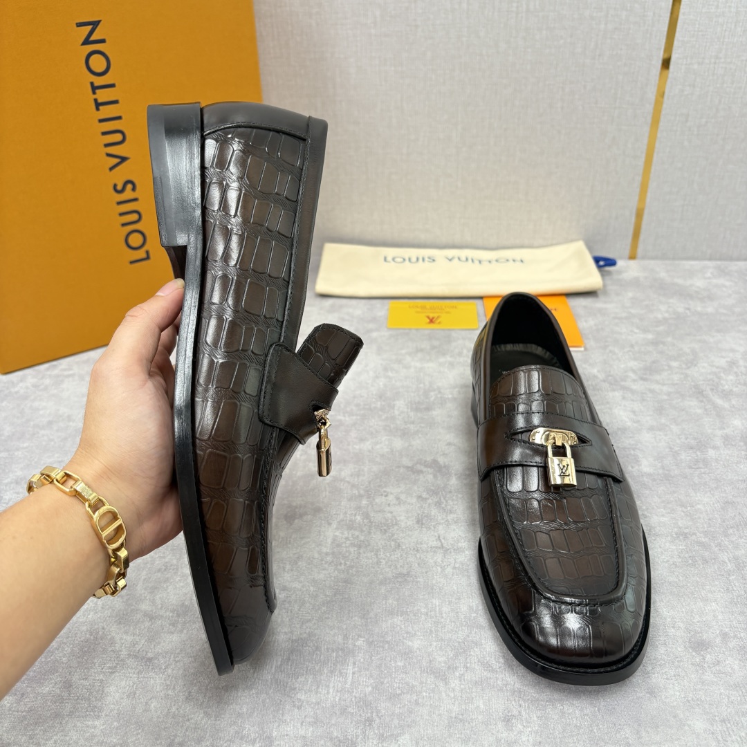 💋💍L家新品 路易-威登（Lou*s Vuitto*）男士新款锁扣🔒乐福鞋皮鞋 压纹皮革质感高级，锁扣装