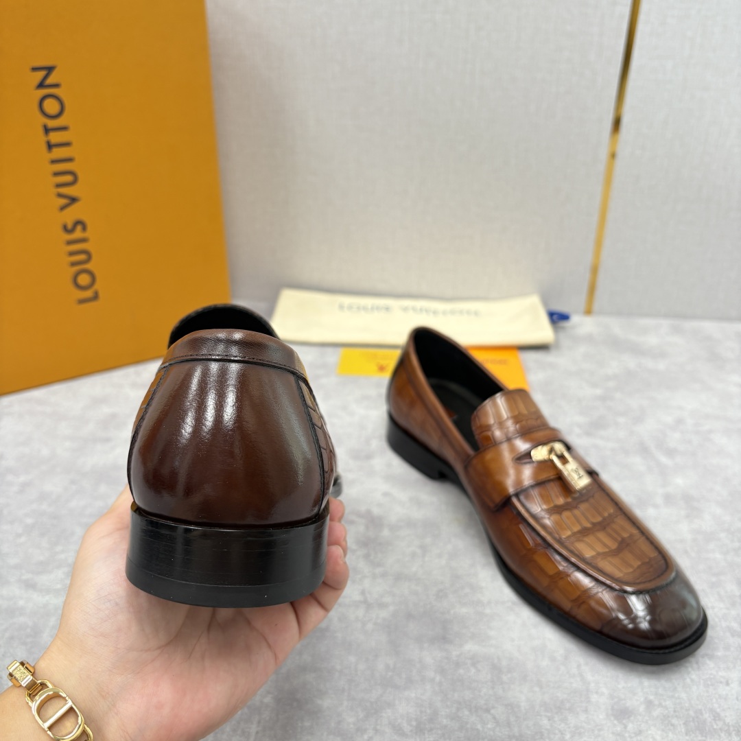 💋💍L家新品 路易-威登（Lou*s Vuitto*）男士新款锁扣🔒乐福鞋皮鞋 压纹皮革质感高级，锁扣装