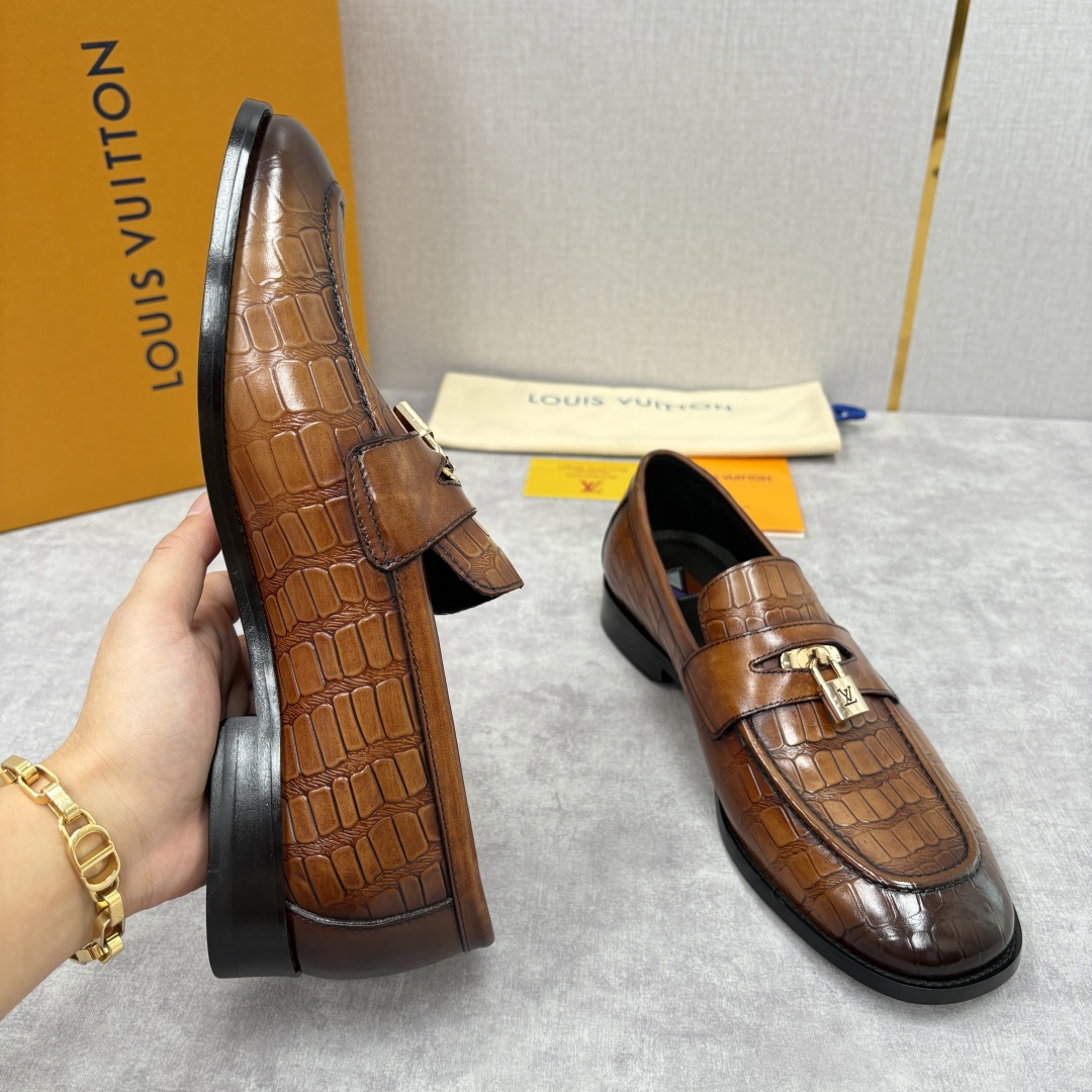 💋💍L家新品 路易-威登（Lou*s Vuitto*）男士新款锁扣🔒乐福鞋皮鞋 压纹皮革质感高级，锁扣装