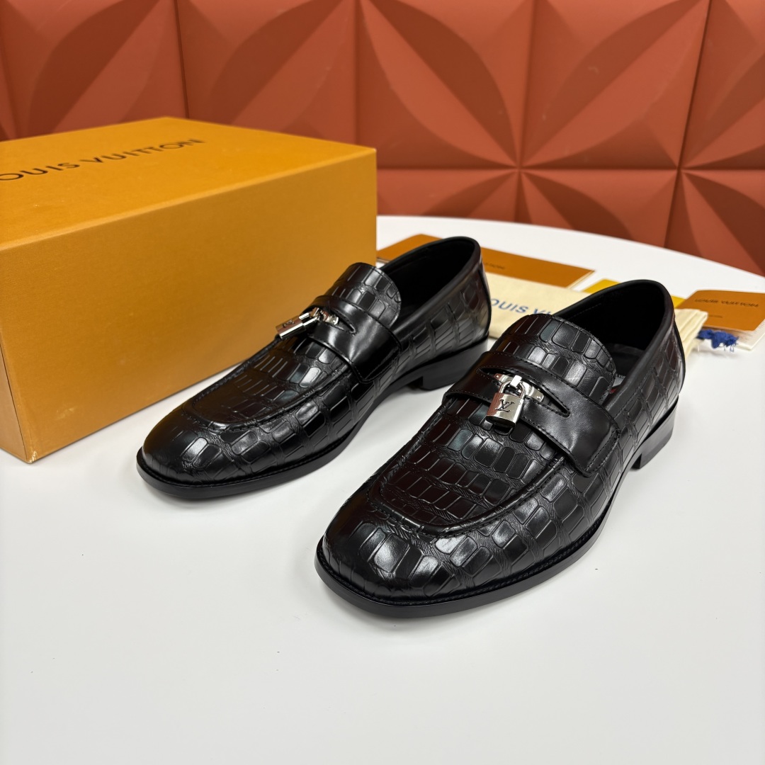 💋💍L家新品 路易-威登（Lou*s Vuitto*）男士新款锁扣🔒乐福鞋皮鞋 压纹皮革质感高级，锁扣装