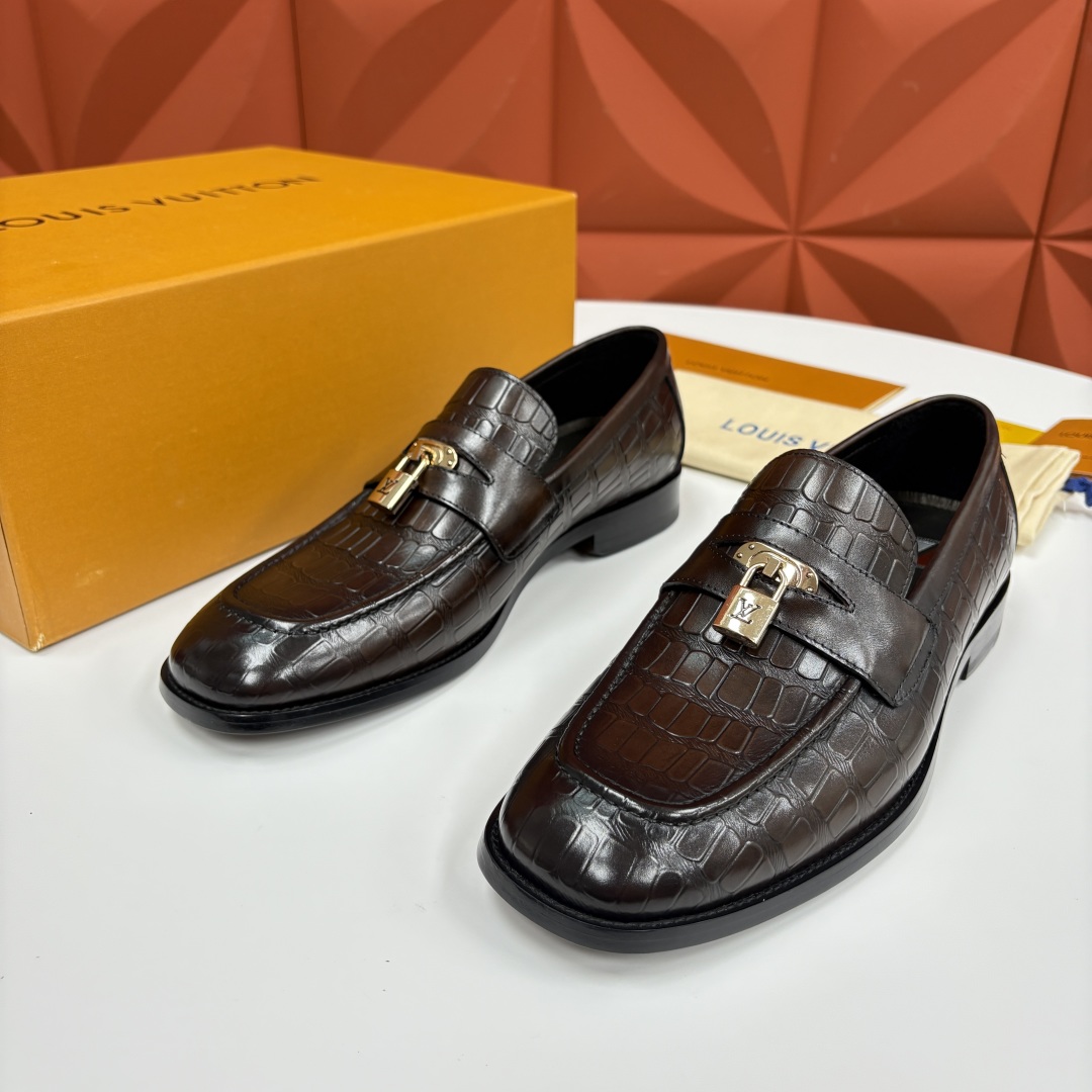 💋💍L家新品 路易-威登（Lou*s Vuitto*）男士新款锁扣🔒乐福鞋皮鞋 压纹皮革质感高级，锁扣装