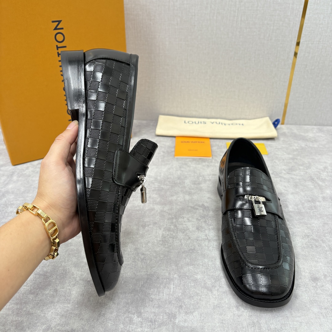 💋💍L家新品 路易-威登（Lou*s Vuitto*）男士新款锁扣🔒乐福鞋皮鞋 压纹皮革质感高级，锁扣装