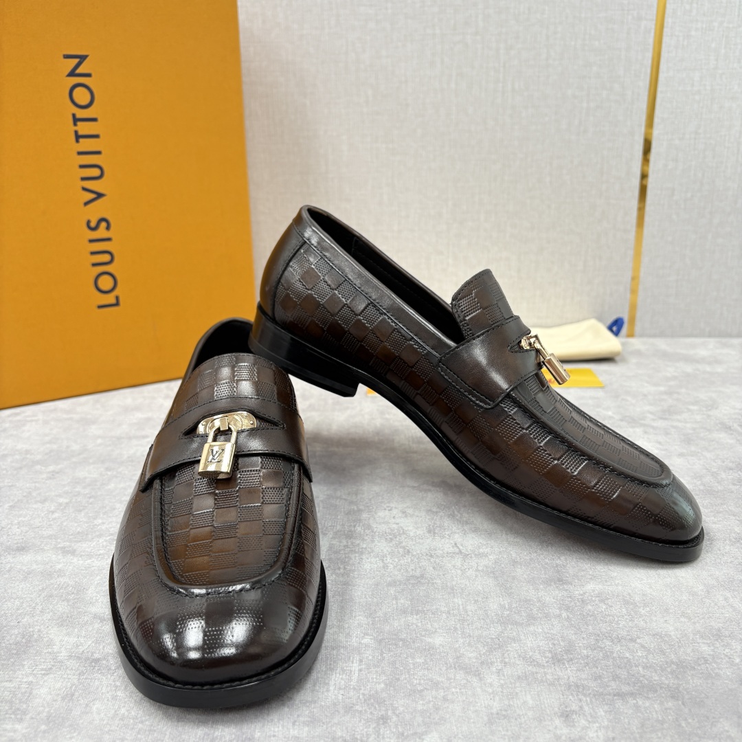 💋💍L家新品 路易-威登（Lou*s Vuitto*）男士新款锁扣🔒乐福鞋皮鞋 压纹皮革质感高级，锁扣装