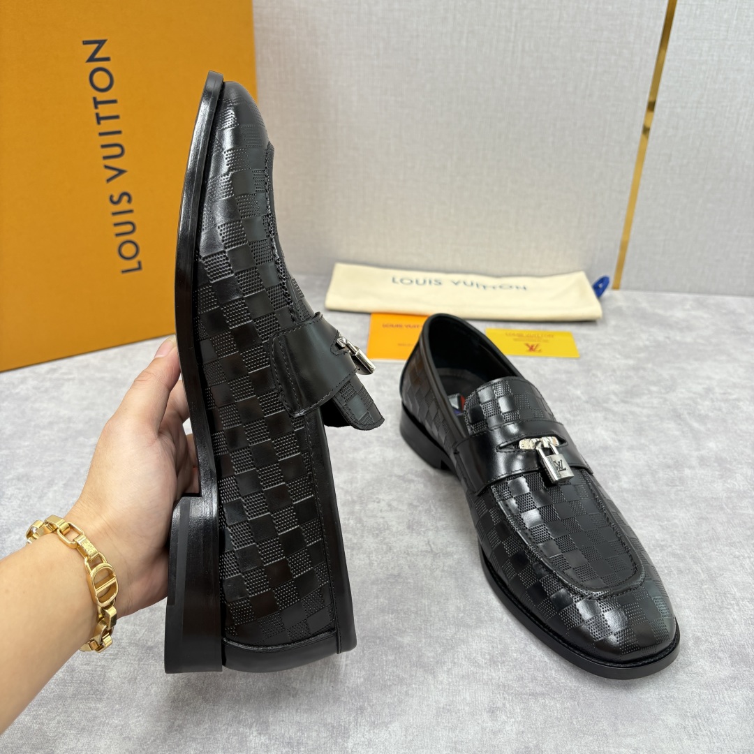 💋💍L家新品 路易-威登（Lou*s Vuitto*）男士新款锁扣🔒乐福鞋皮鞋 压纹皮革质感高级，锁扣装