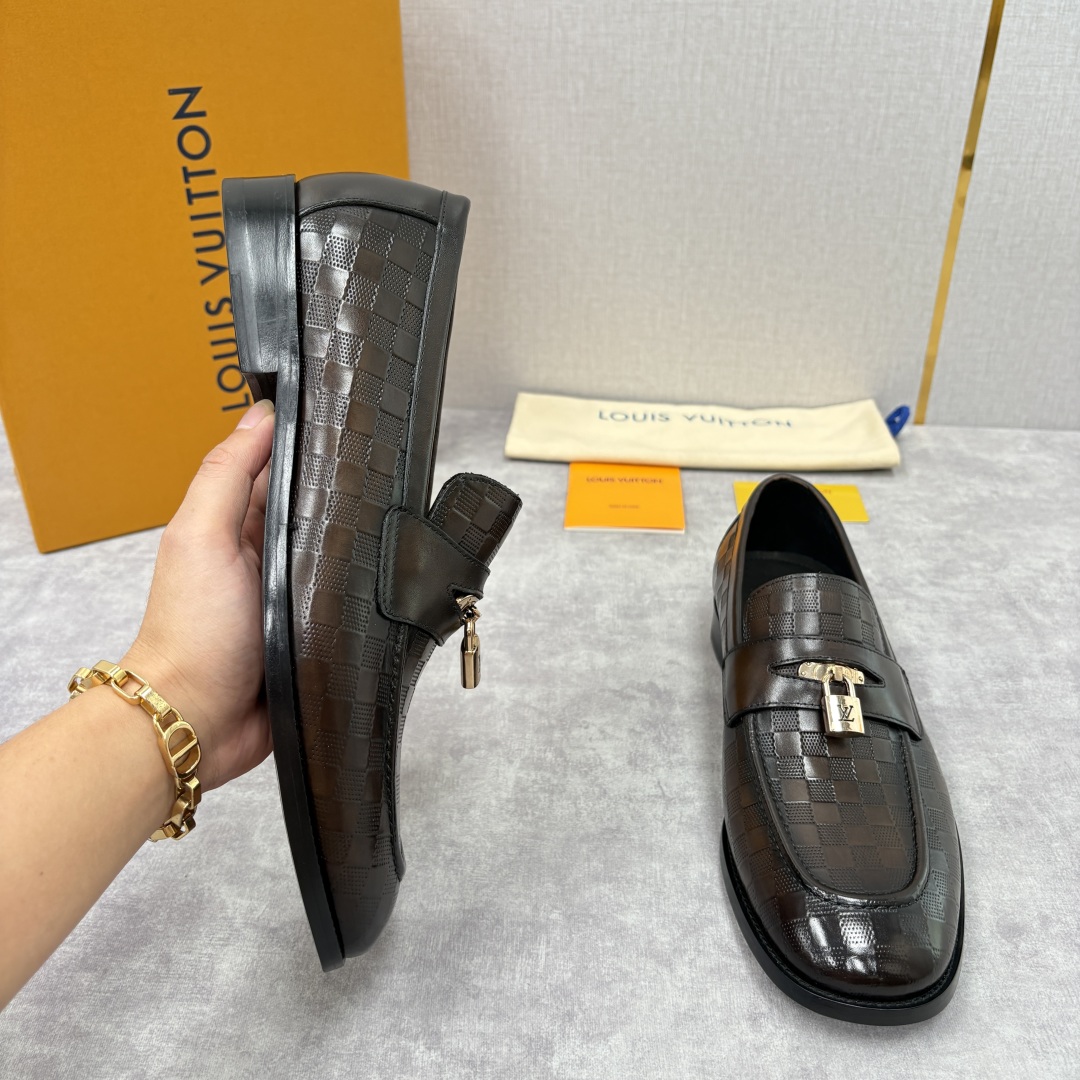 💋💍L家新品 路易-威登（Lou*s Vuitto*）男士新款锁扣🔒乐福鞋皮鞋 压纹皮革质感高级，锁扣装