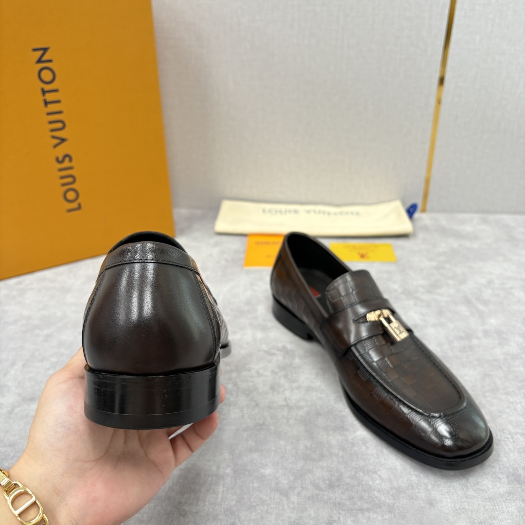 💋💍L家新品 路易-威登（Lou*s Vuitto*）男士新款锁扣🔒乐福鞋皮鞋 压纹皮革质感高级，锁扣装