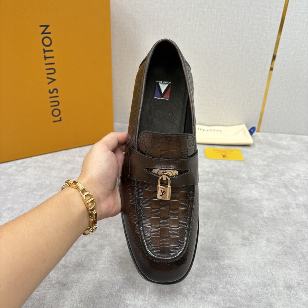 💋💍L家新品 路易-威登（Lou*s Vuitto*）男士新款锁扣🔒乐福鞋皮鞋 压纹皮革质感高级，锁扣装