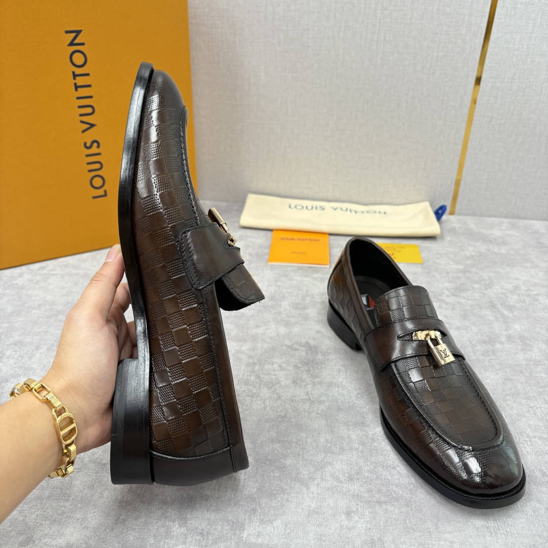 💋💍L家新品 路易-威登（Lou*s Vuitto*）男士新款锁扣🔒乐福鞋皮鞋 压纹皮革质感高级，锁扣装