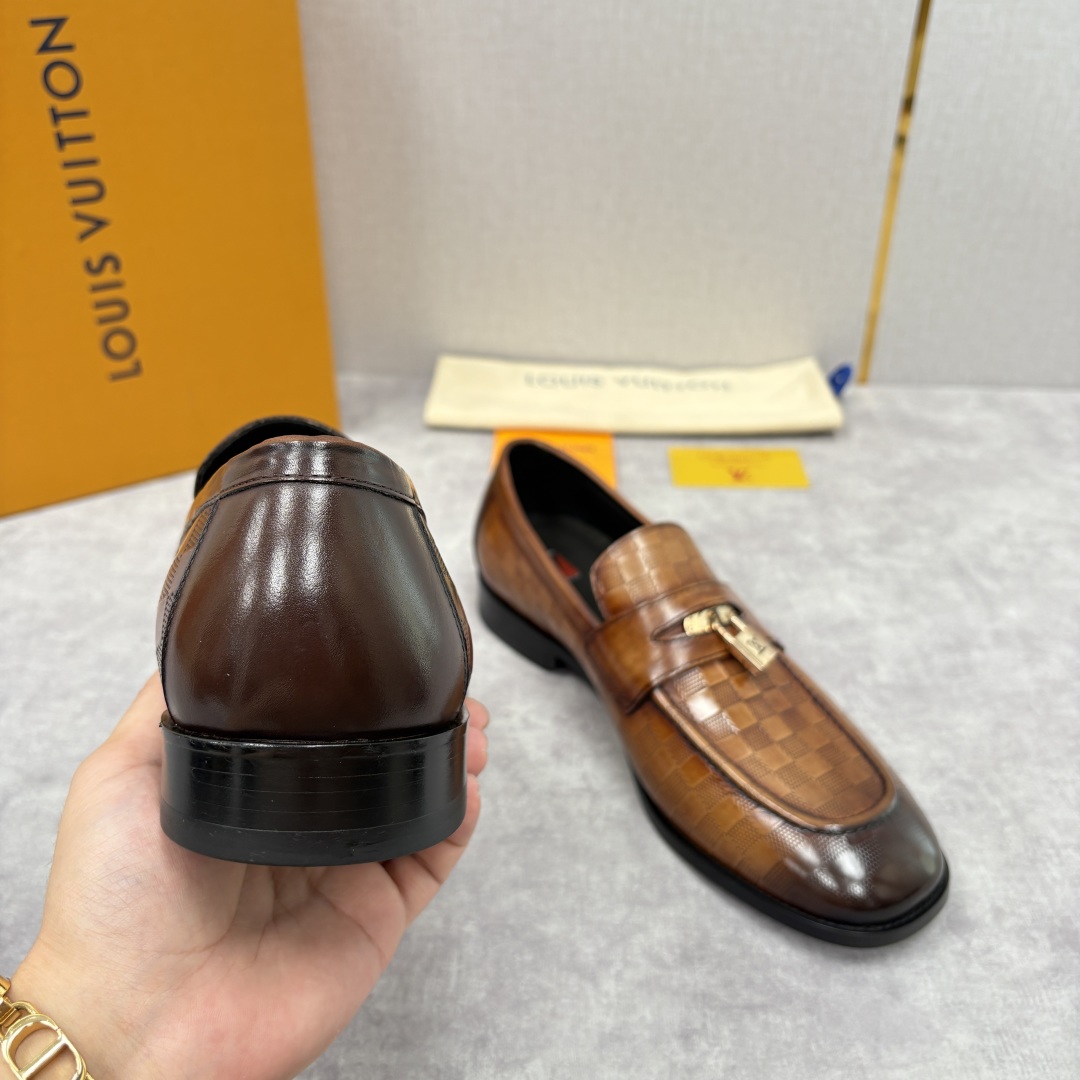 💋💍L家新品 路易-威登（Lou*s Vuitto*）男士新款锁扣🔒乐福鞋皮鞋 压纹皮革质感高级，锁扣装