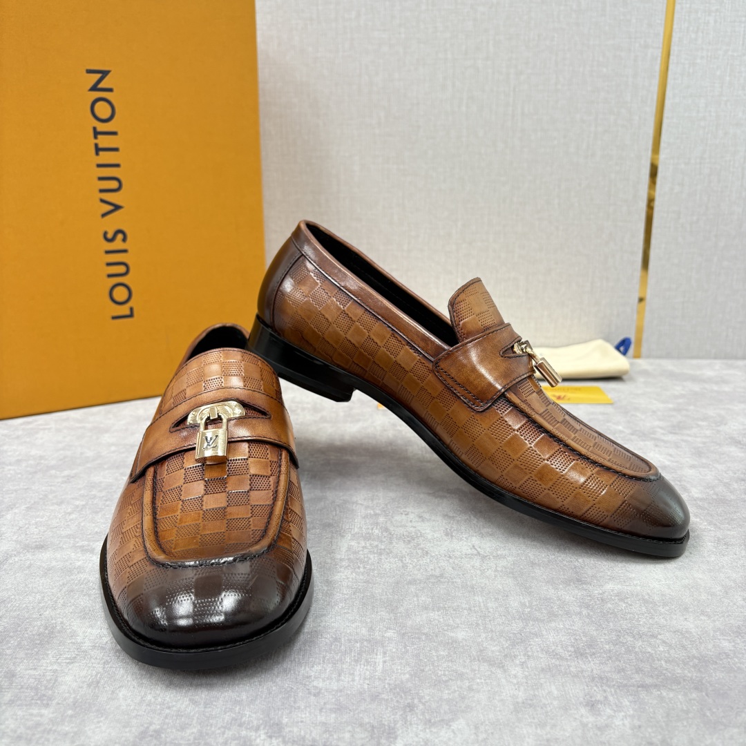 💋💍L家新品 路易-威登（Lou*s Vuitto*）男士新款锁扣🔒乐福鞋皮鞋 压纹皮革质感高级，锁扣装