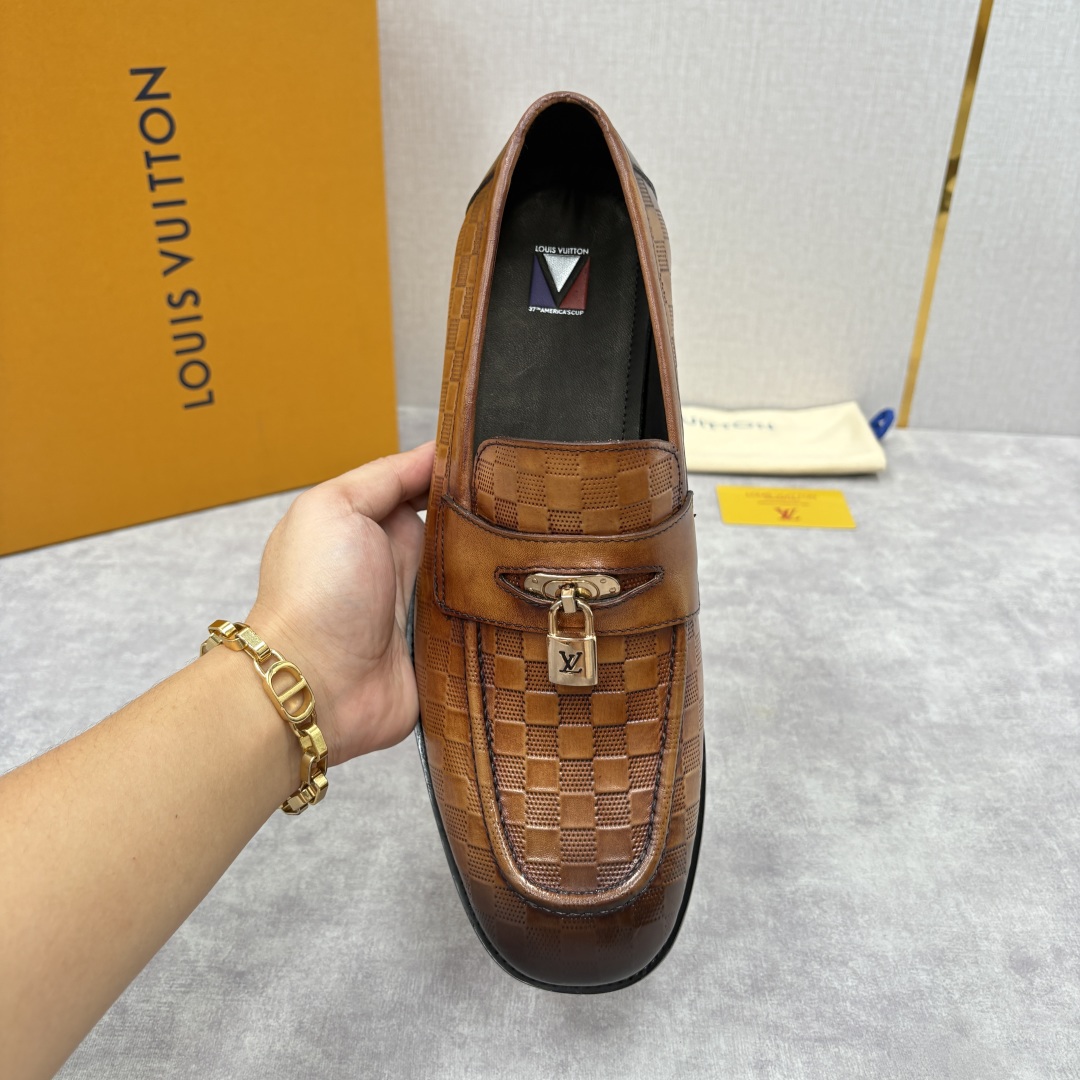 💋💍L家新品 路易-威登（Lou*s Vuitto*）男士新款锁扣🔒乐福鞋皮鞋 压纹皮革质感高级，锁扣装