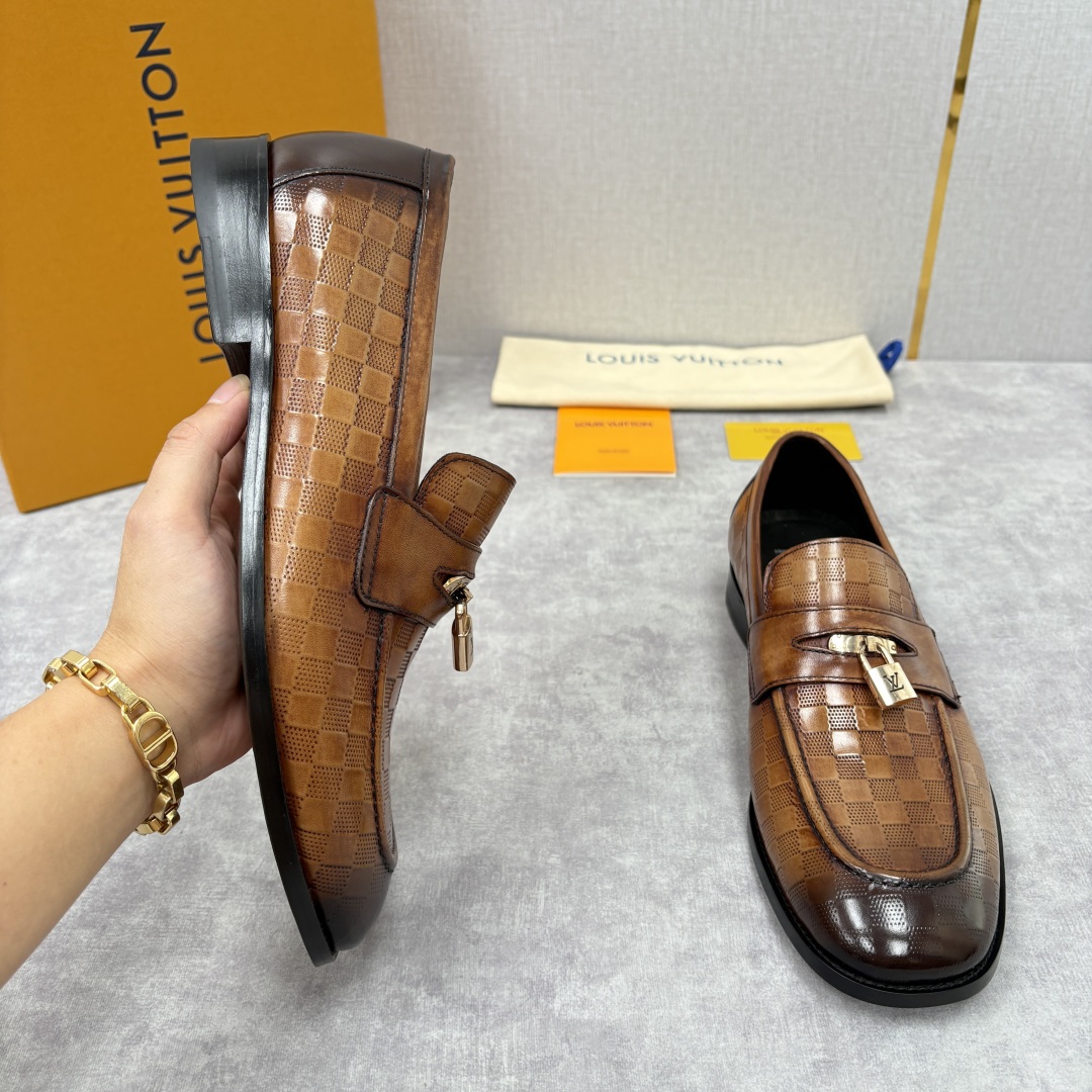 💋💍L家新品 路易-威登（Lou*s Vuitto*）男士新款锁扣🔒乐福鞋皮鞋 压纹皮革质感高级，锁扣装